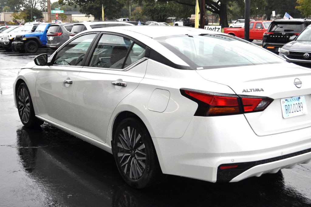 2024 Nissan Altima Image 16