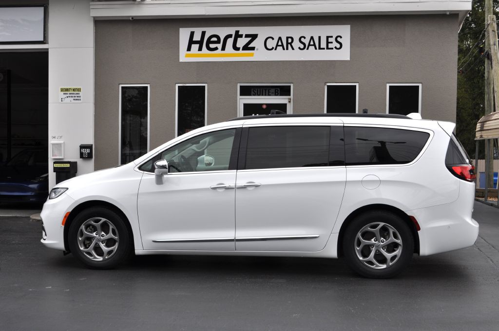 2022 Chrysler Pacifica Image 2