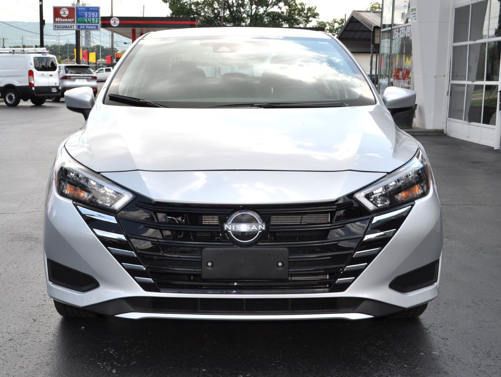 2025 Nissan Versa Image 3