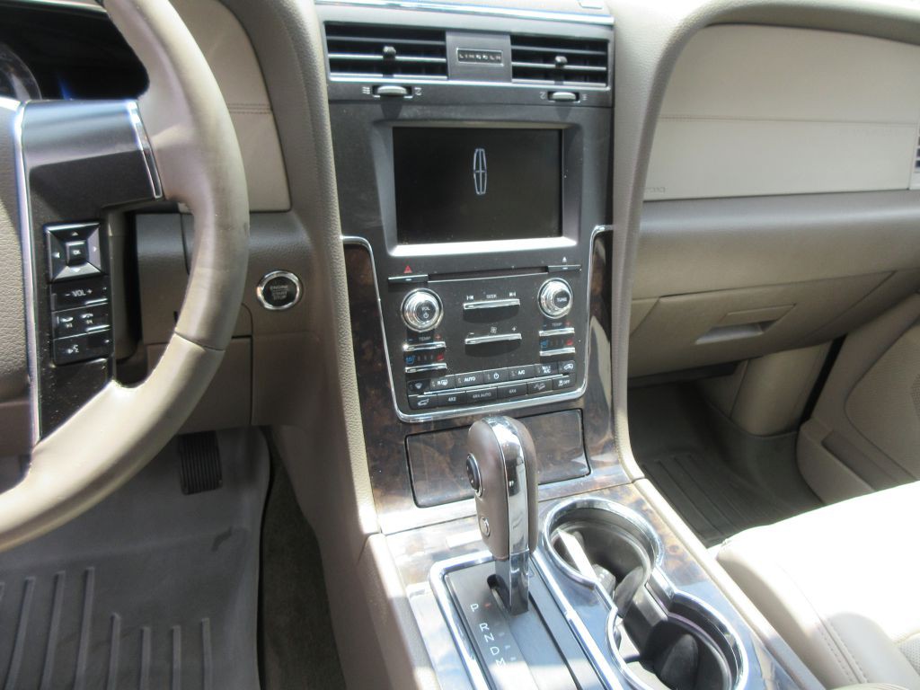 2015 Lincoln Navigator Image 9