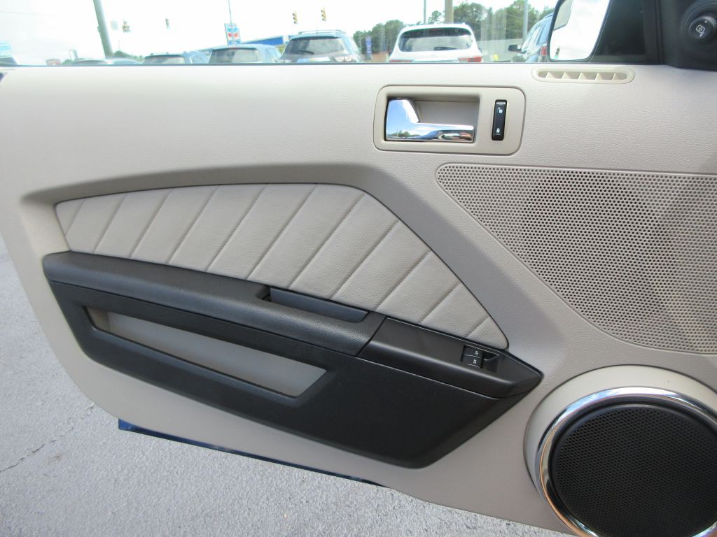 2011 Ford Mustang Image 10