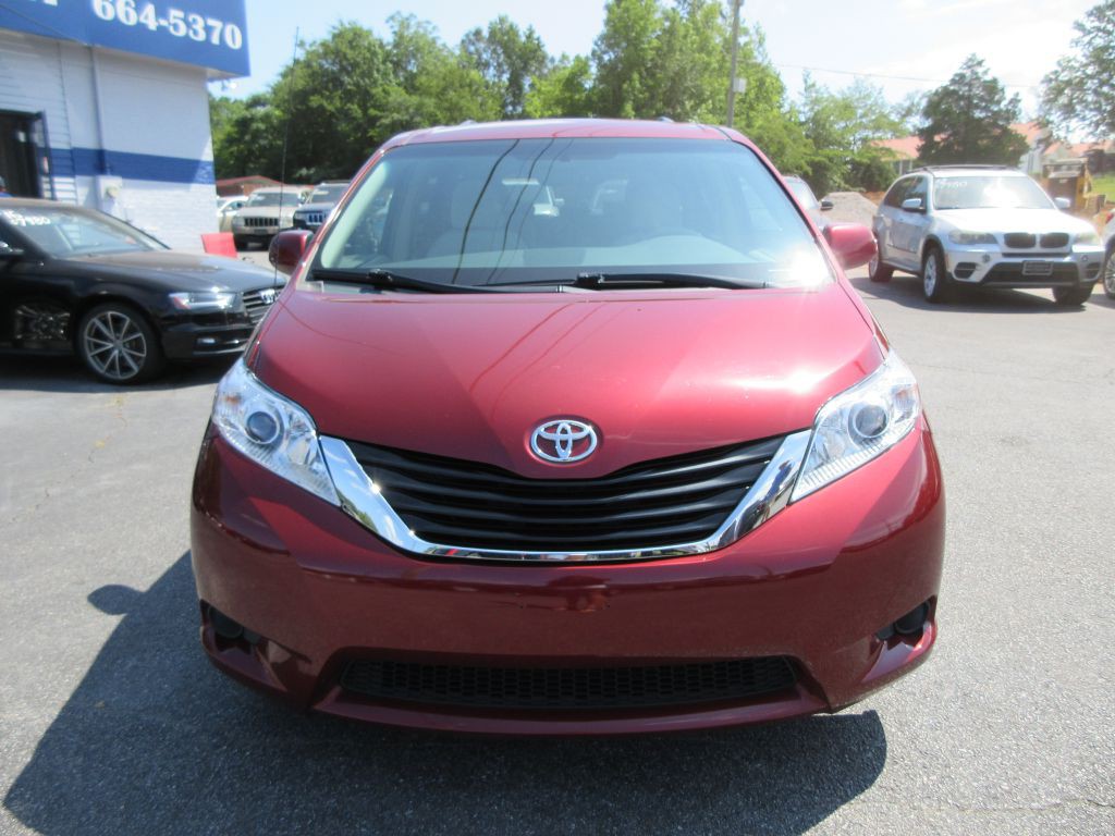 2011 Toyota Sienna Image 2