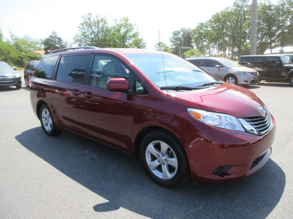 2011 Toyota Sienna Image 3
