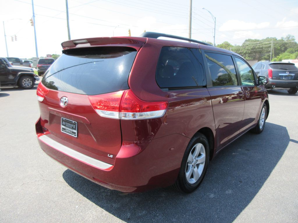 2011 Toyota Sienna Image 4
