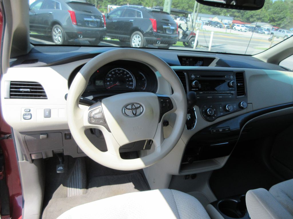 2011 Toyota Sienna Image 7