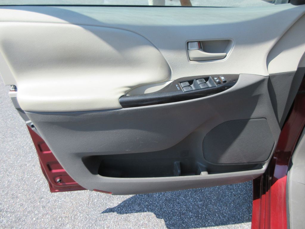 2011 Toyota Sienna Image 10