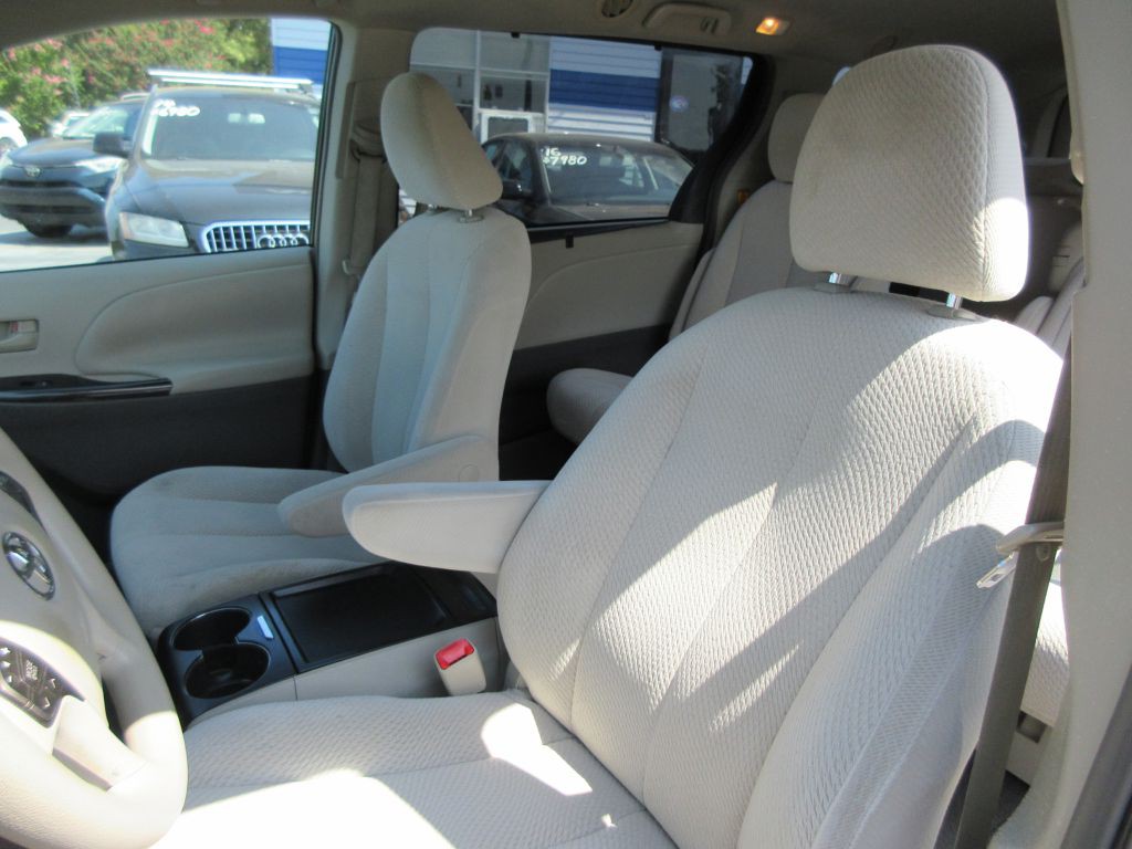 2011 Toyota Sienna Image 11