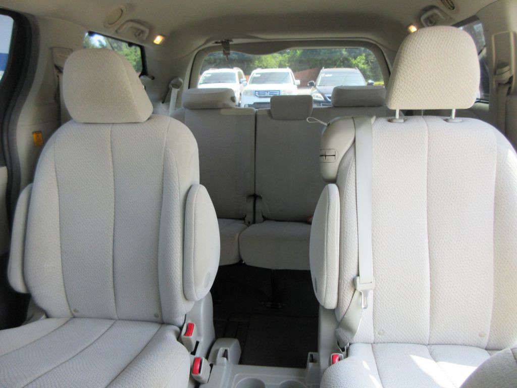2011 Toyota Sienna Image 12
