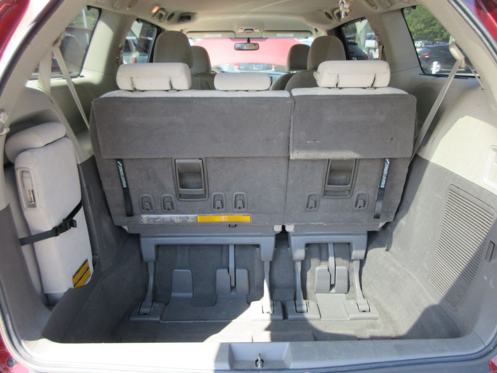 2011 Toyota Sienna Image 16