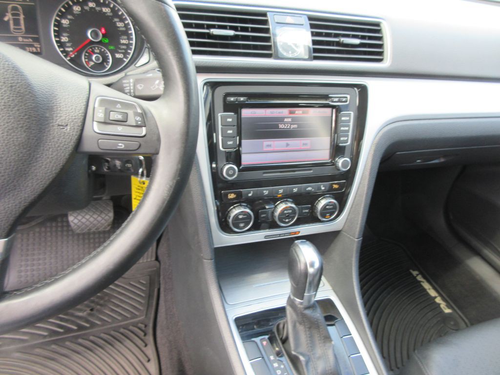 2012 Volkswagen Passat Image 9