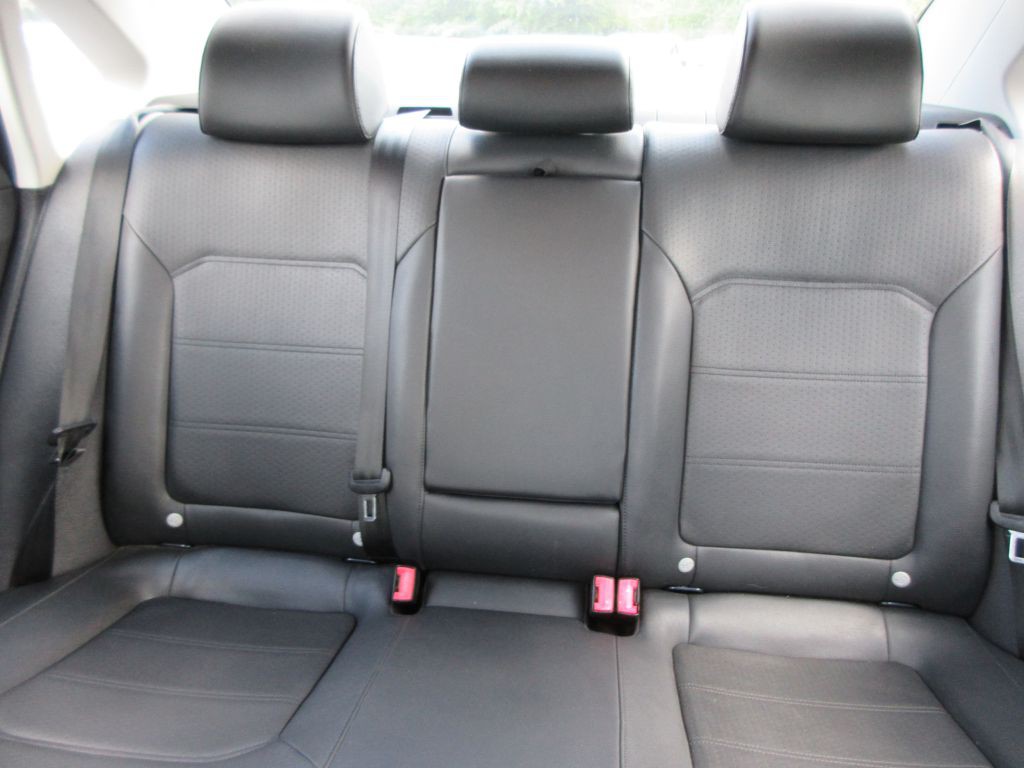 2012 Volkswagen Passat Image 13