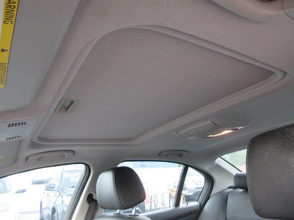 2010 BMW 3 Series Image 11