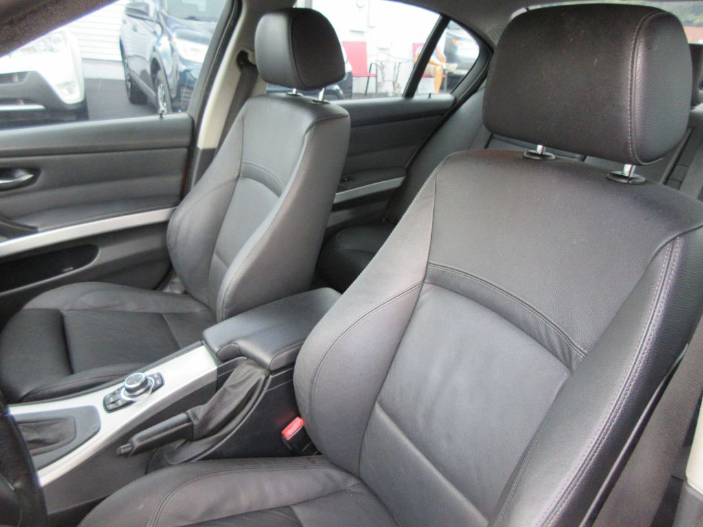 2010 BMW 3 Series Image 12