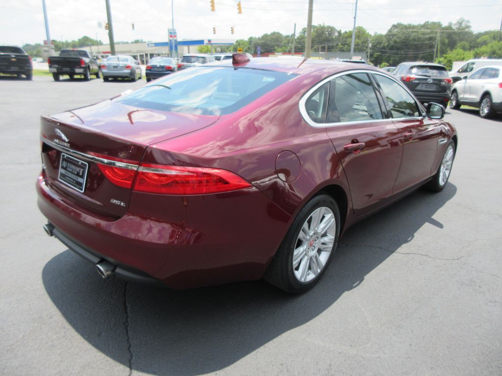 2017 Jaguar XF Image 4