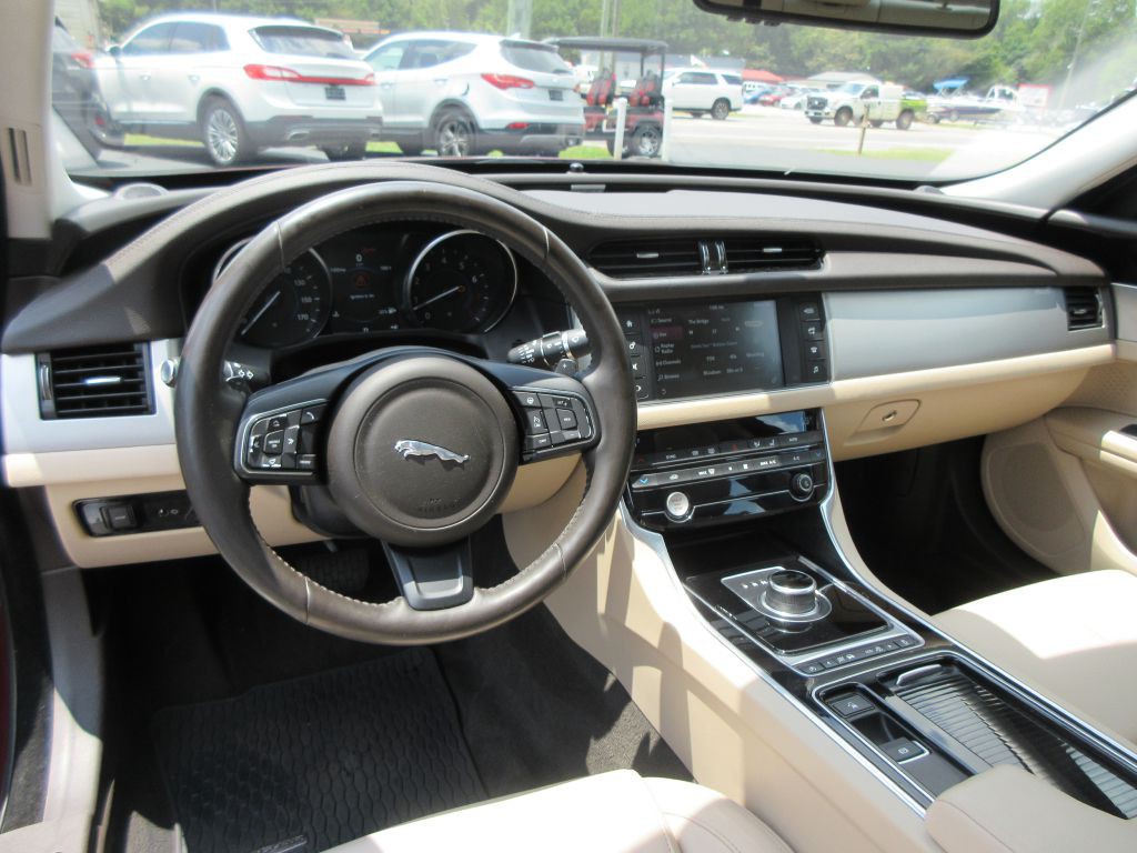 2017 Jaguar XF Image 7