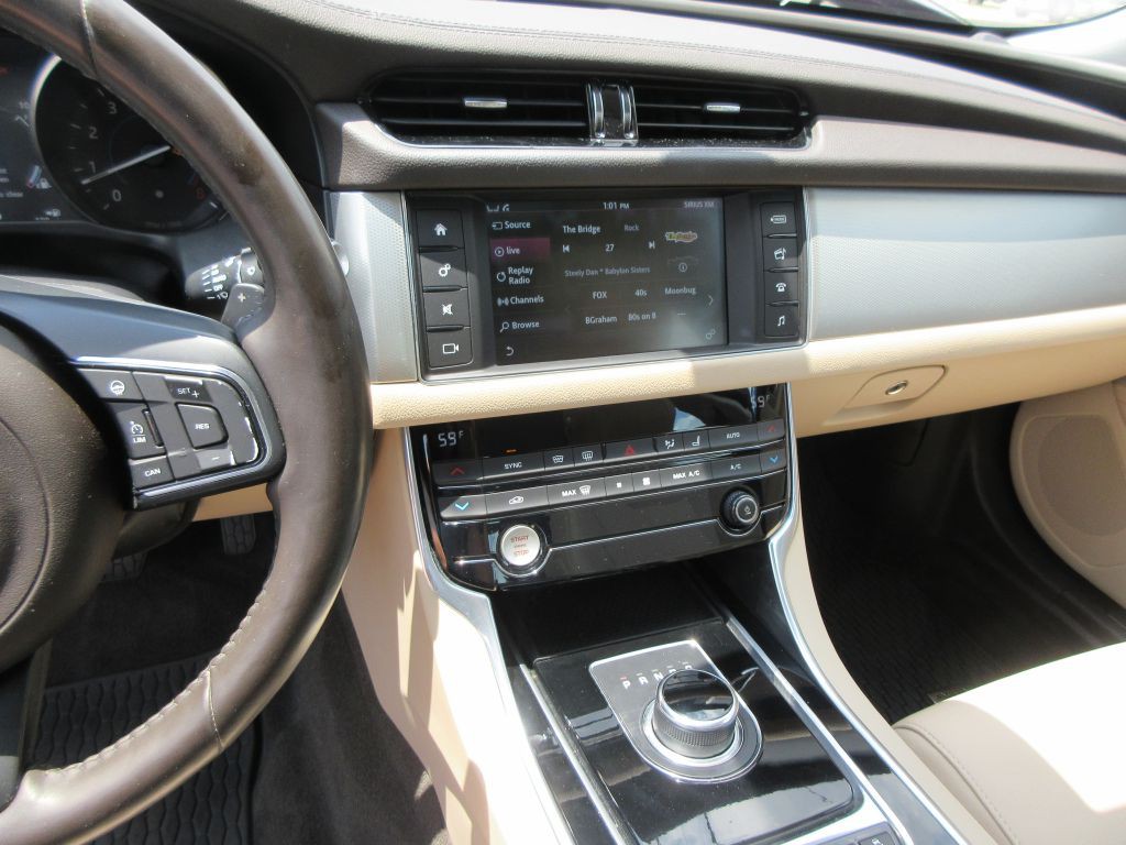 2017 Jaguar XF Image 9