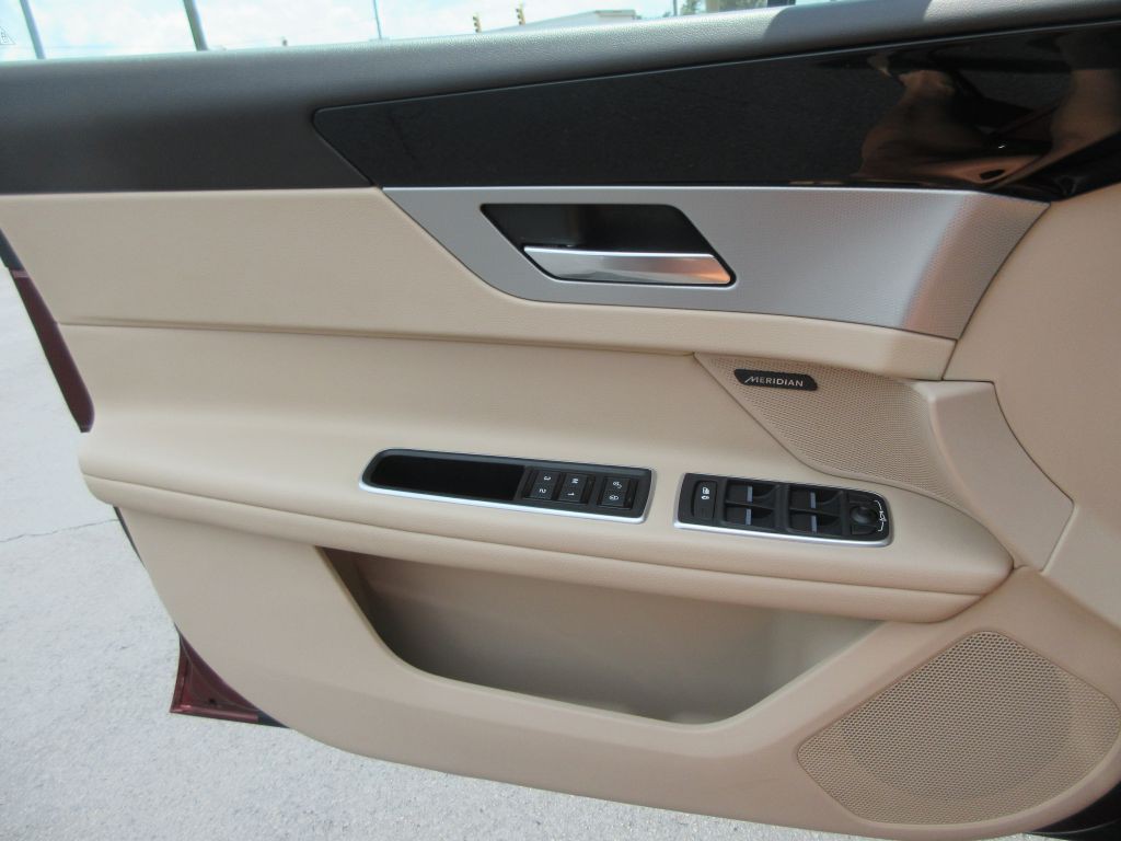 2017 Jaguar XF Image 10