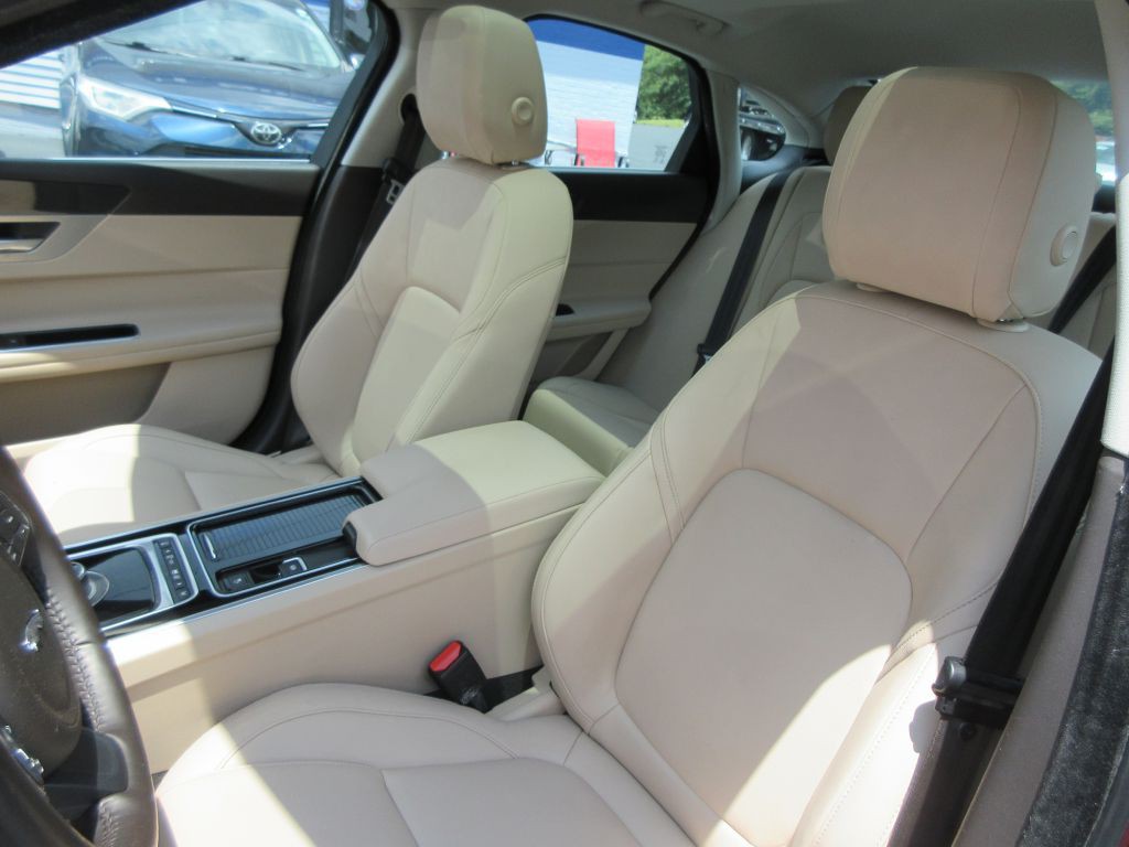 2017 Jaguar XF Image 12