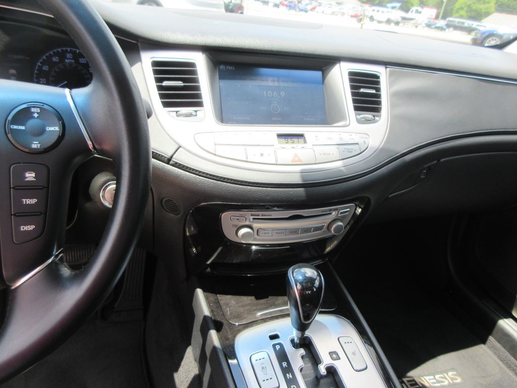 2013 Hyundai Genesis Image 9