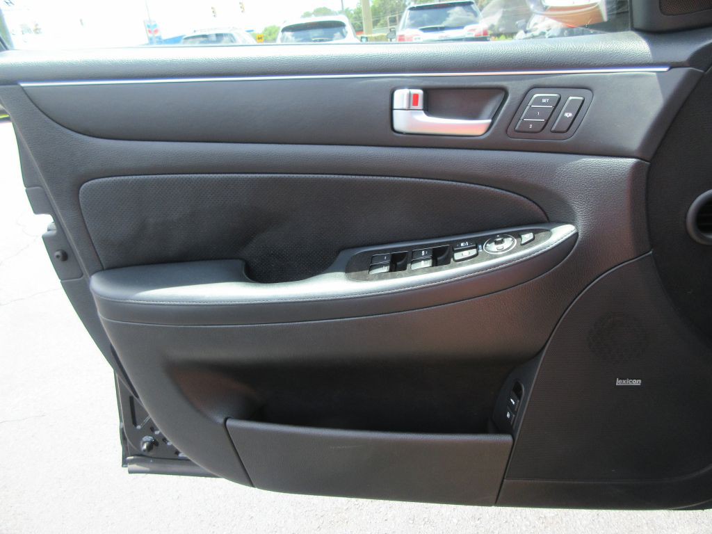 2013 Hyundai Genesis Image 10