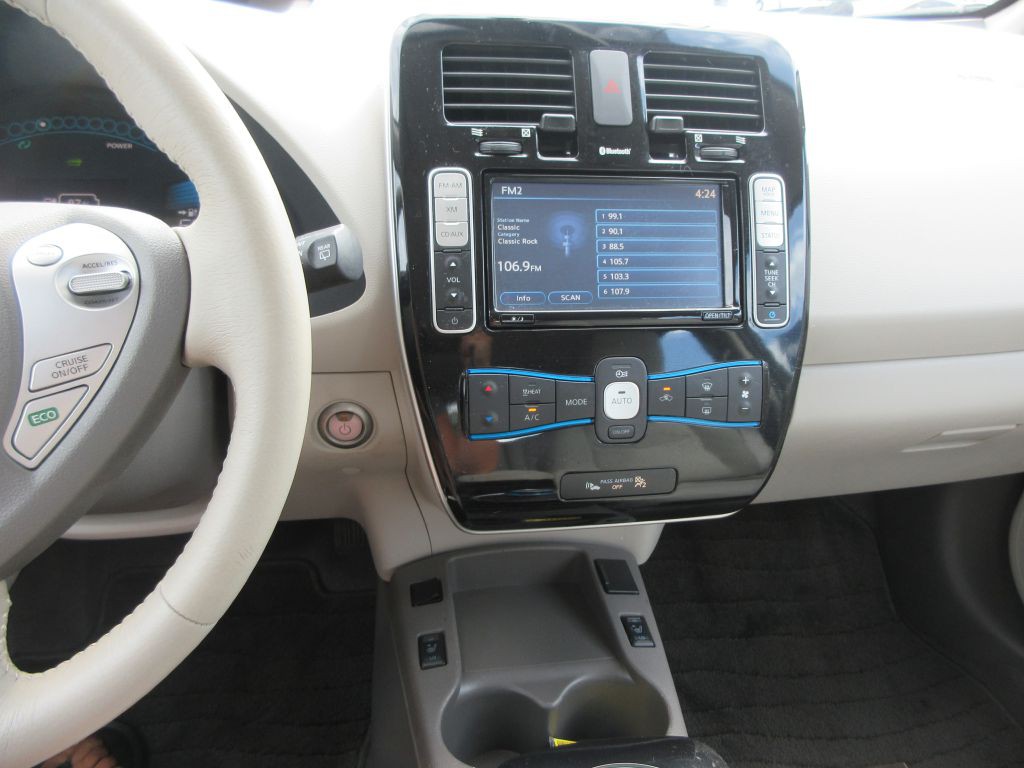 2015 Nissan Leaf Image 9