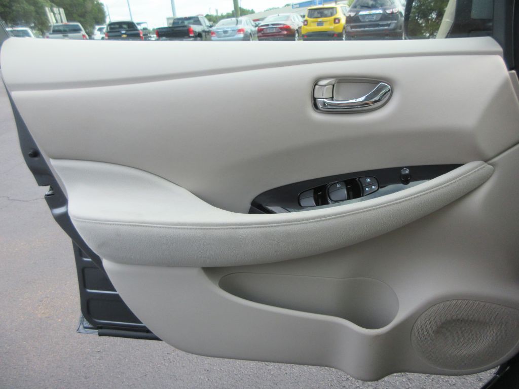 2015 Nissan Leaf Image 10