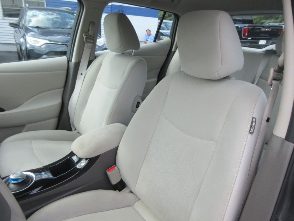 2015 Nissan Leaf Image 11