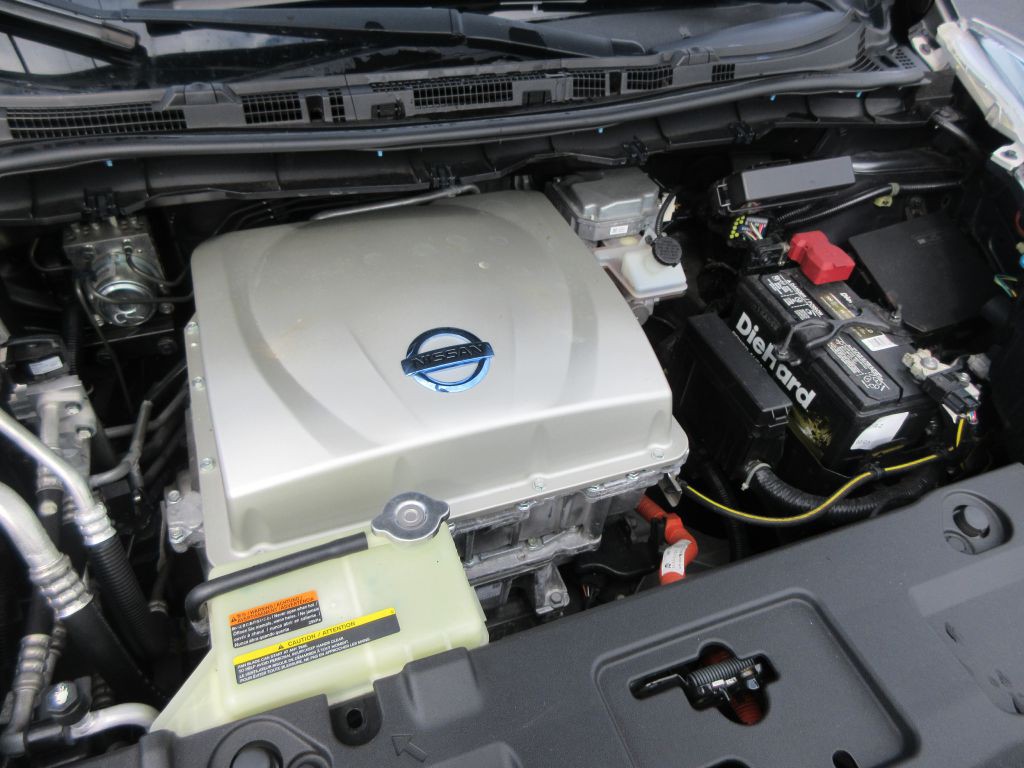 2015 Nissan Leaf Image 16