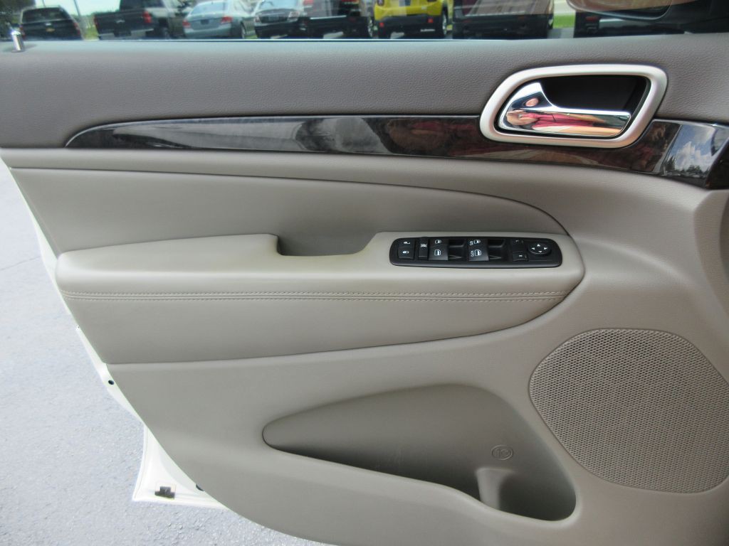 2011 Jeep Grand Cherokee Image 10
