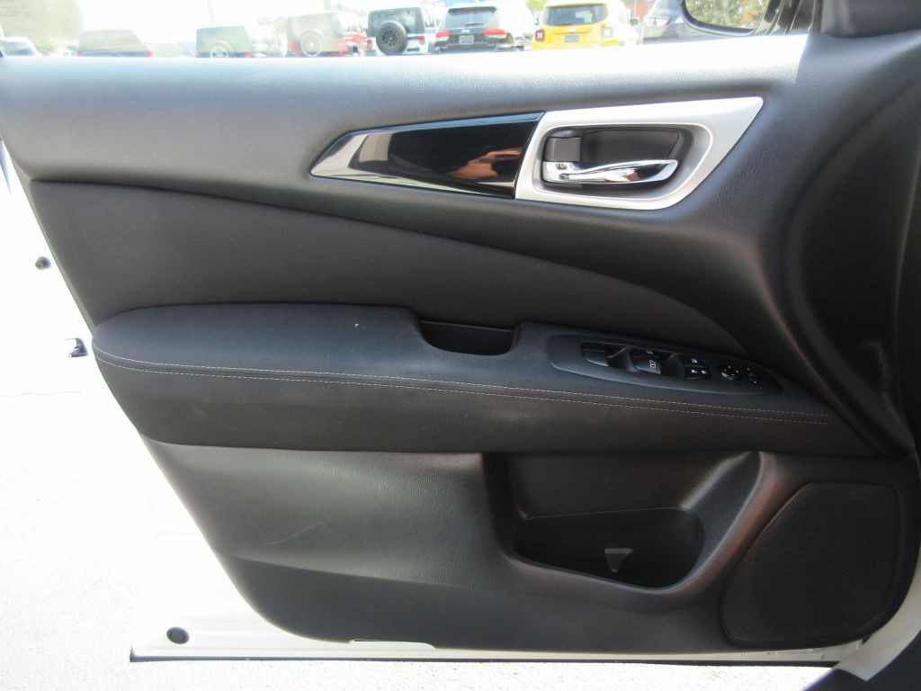 2017 Nissan Pathfinder Image 8