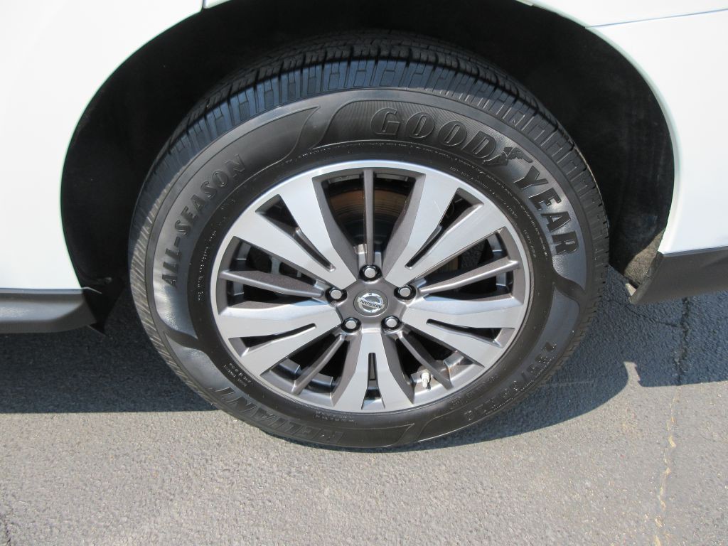2017 Nissan Pathfinder Image 12