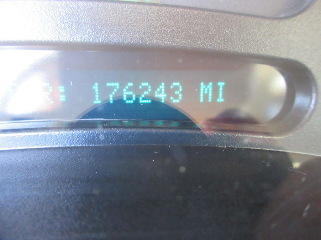 2005 Chevrolet Suburban Image 8