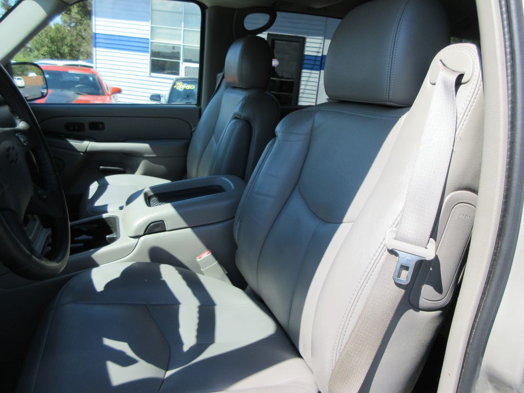 2005 Chevrolet Suburban Image 12