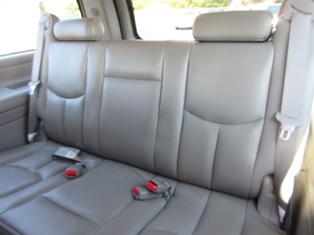 2005 Chevrolet Suburban Image 14
