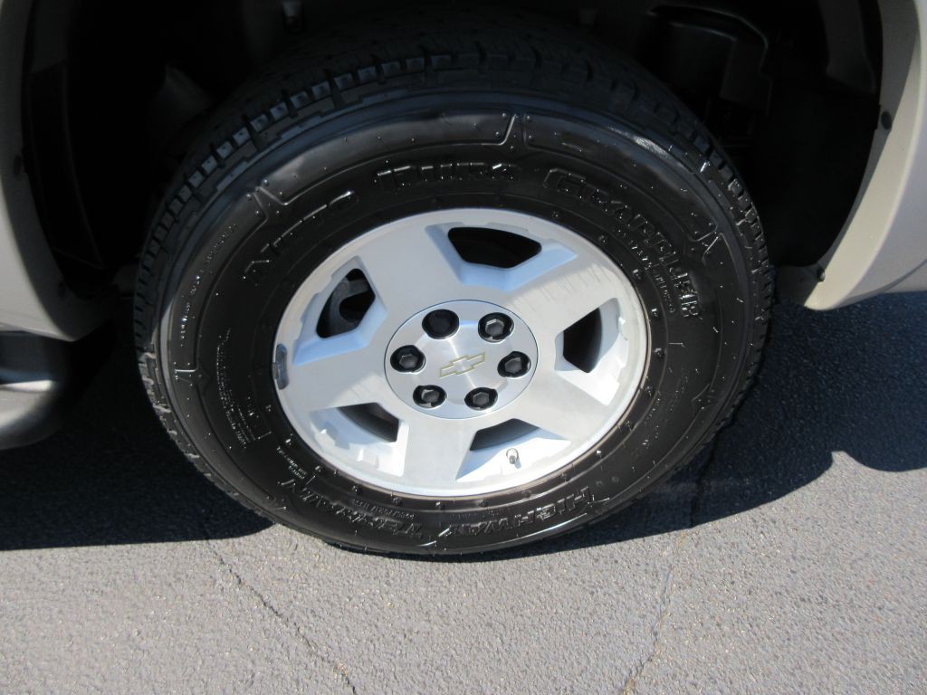 2005 Chevrolet Suburban Image 16