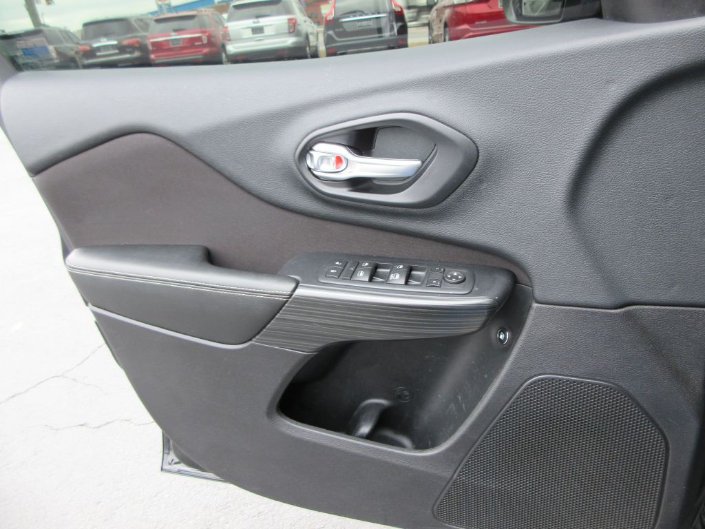 2016 Jeep Cherokee Image 10