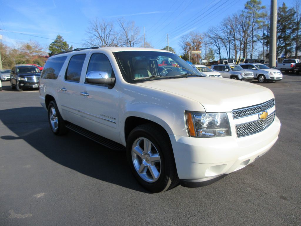 2014 Chevrolet Suburban Image 3