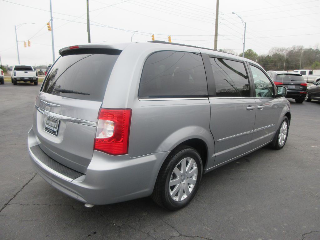 2016 Chrysler Town & Country Image 4