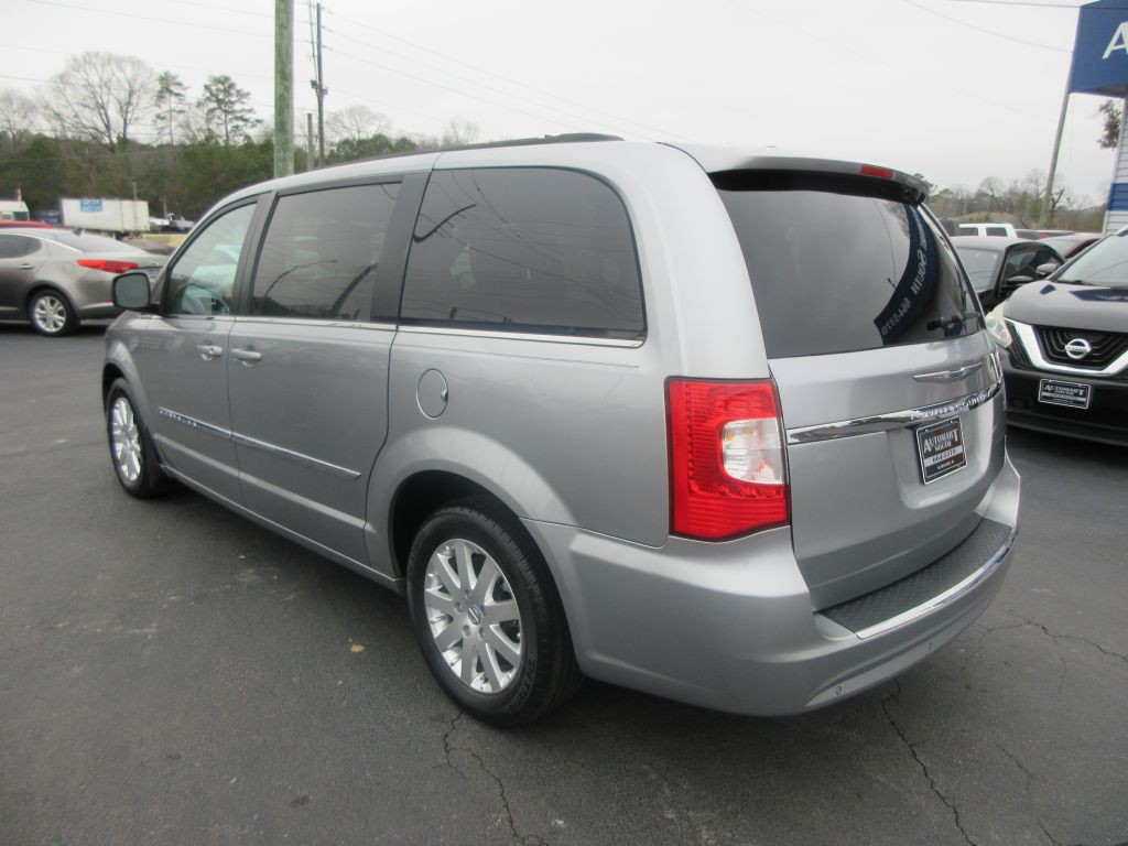 2016 Chrysler Town & Country Image 6