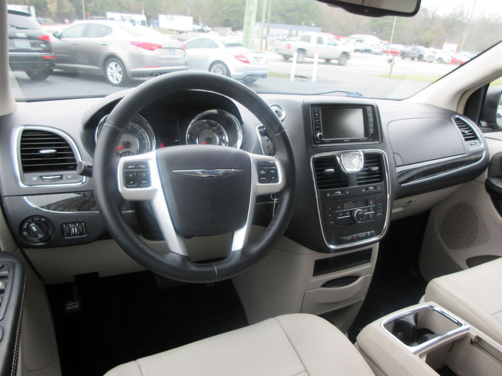 2016 Chrysler Town & Country Image 7