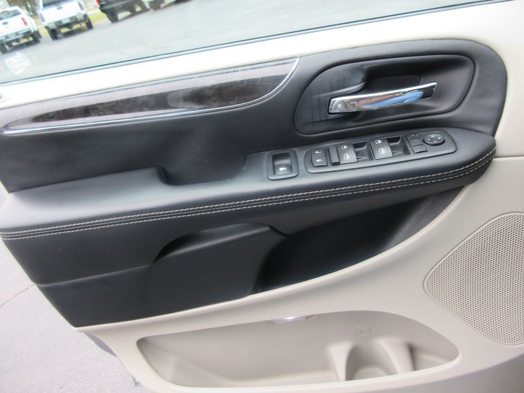 2016 Chrysler Town & Country Image 10