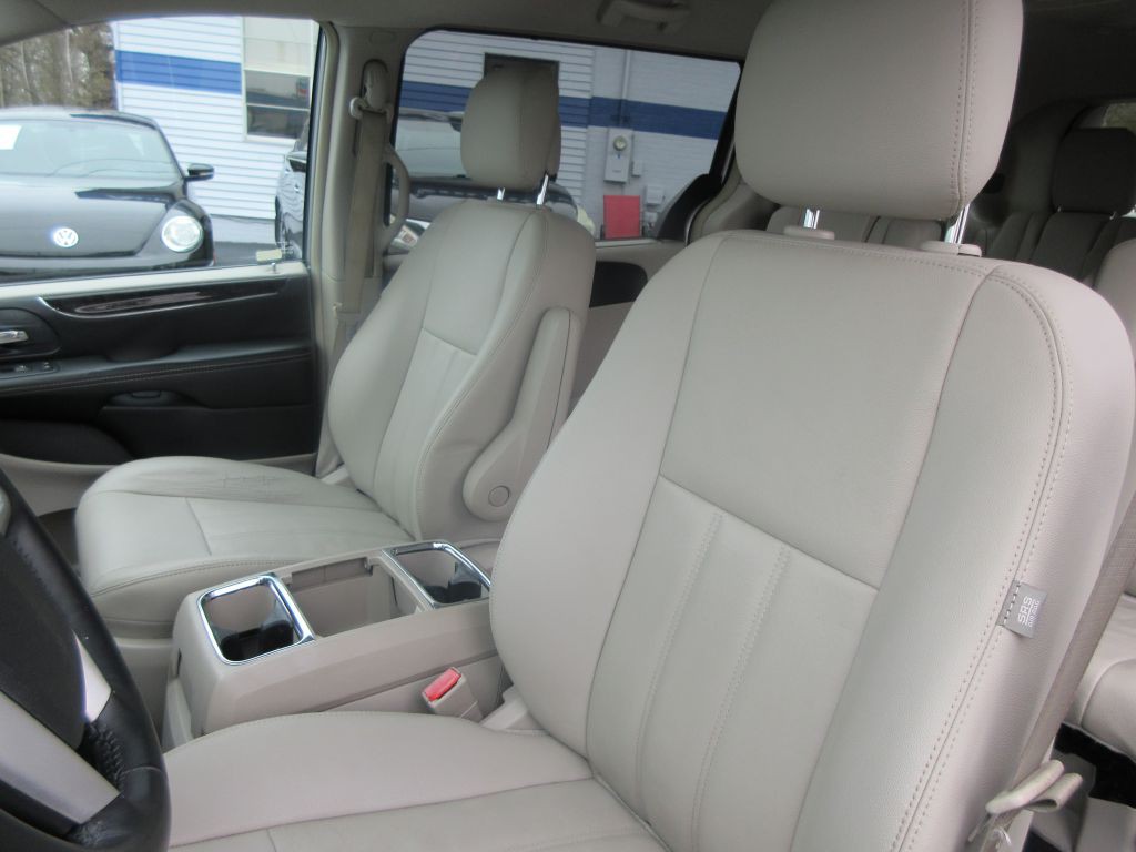 2016 Chrysler Town & Country Image 11