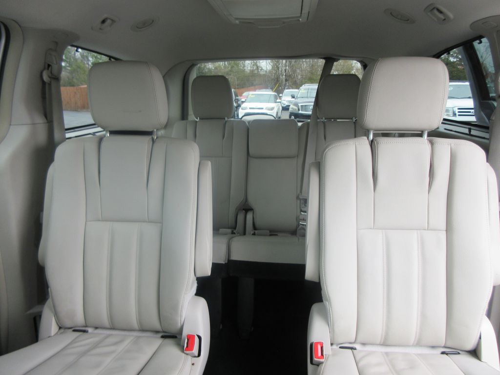 2016 Chrysler Town & Country Image 12