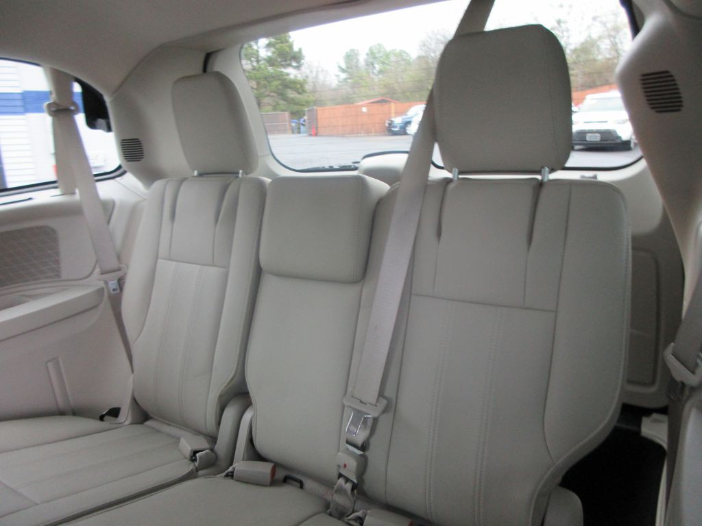 2016 Chrysler Town & Country Image 13