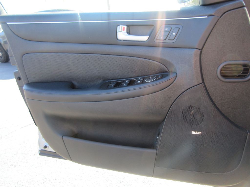 2013 Hyundai Genesis Image 10