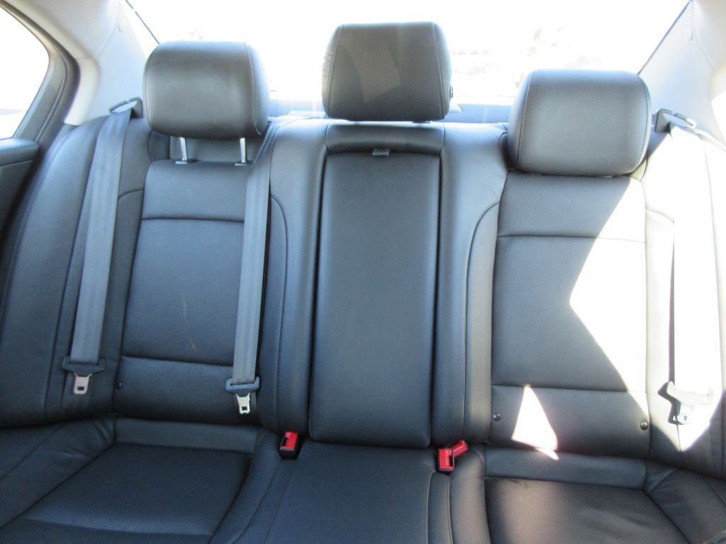 2013 Hyundai Genesis Image 13