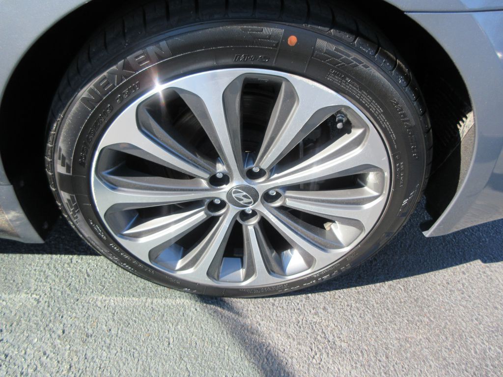 2013 Hyundai Genesis Image 15