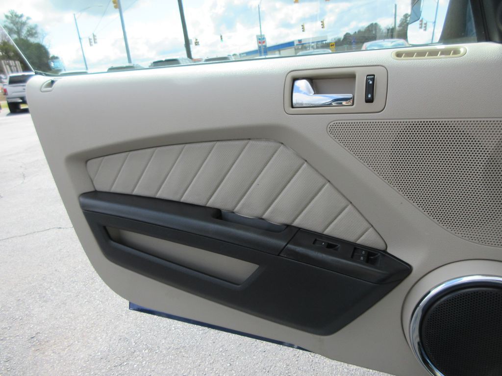 2010 Ford Mustang Image 10