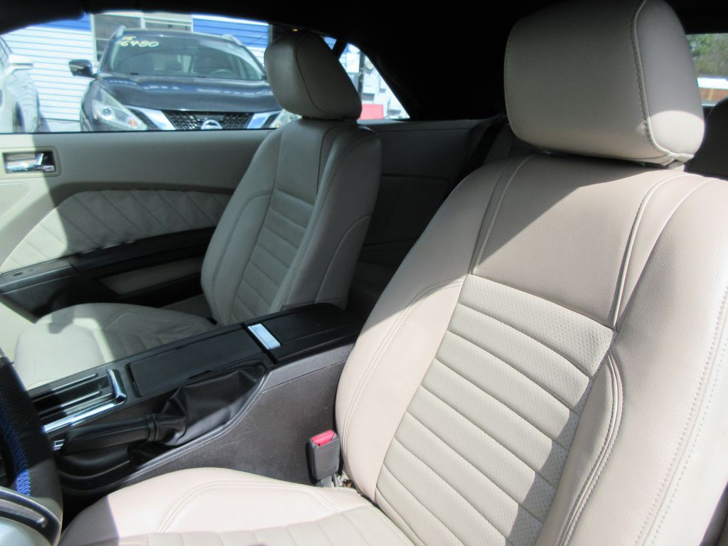 2010 Ford Mustang Image 11