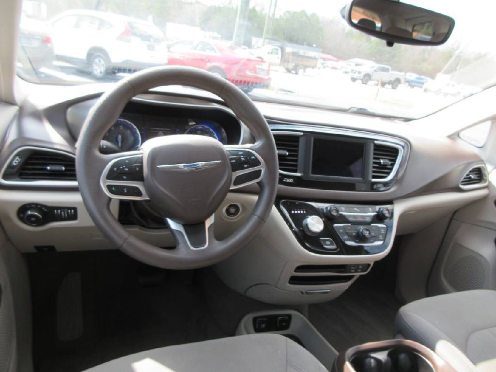 2018 Chrysler Pacifica Image 8